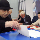 Una mujer deposita su voto durante la jornada electoral celebrada en Montenegro.