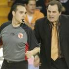 Alfred Julbe protesta una decisión arbitral durante un partido de la temporada recién finalizada