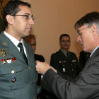 El capitán Ferrero recibe la condecoración de manos del subdelegado del Gobierno en funciones.