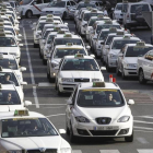 Decenas de taxis hacen cola en las proximidades de la estación de Atocha de Madrid.