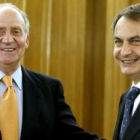 El Rey y Zapatero, durante la reunión de ayer por la tarde en La Moncloa.