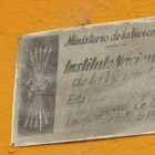 Placa en un edificio del barrio de Flores del Sil, en una imagen tomada ayer. L. DE LA MATA