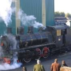 En la imagen de archivo se aprecia la locomotora 31 a la salida de la estación de Cubillos del Sil
