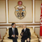 Zapatero conversa con el nuevo primer ministro de Túnez, Beyi Said Essebsi.