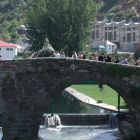 El cortejo procesional pasa por encima del puente de Vega, en una imagen de archivo.