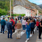 Vecinos de La Vid cortan la carretera para protestar por los perjuicios que les ocasionan las obras del túnel de La Gotera. ICAL