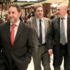 Eguiguren, en el centro, con el secretario de Organización del PSE y el líder en Vizcaya.