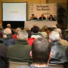 Al acto de inauguración de la red de suministro de gas acudieron miembros de la empresa y el alcalde