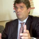 Alfonso Camba, portavoz de la plataforma Alternativa Atlética, en el momento de realizar la oferta