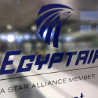 El logo de Egyptair en un mostrador de la aerolínea en el aeropuerto Charles de Gaulle.