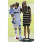 Modric, junto con su pareja e hijo, ayer en el Bernabéu.