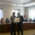 De la Calzada recibe el premio de manos de Susana Travesí.