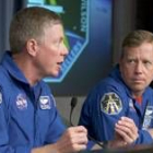 Michael E. Fossum, especialista y Steven W.Lindsey, comandante de la misión de la Nasa