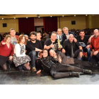 Concursantes, autoridades, artistas invitados y público posan en el teatro para la tradicional foto que cierra el certamen. R. PRIETO