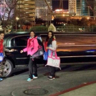 Las tres gimnastas delante de una limusina en Las Vegas