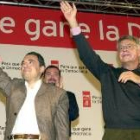 Simancas y González saludaron ayer tras el mítin de Madrid