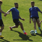 Los jugadores de la SD Ponferradina entrenan con la máxima intensidad para acometer el importante partido ante la UD Las Palmas de hoy. L. DE LA MATA