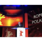 El presentador del acto anuncia el premio concedido a Roman Polanski.