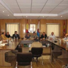 La corporación, con los ediles del PSOE a la derecha.