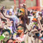 La carrera leonesa de la Color Tour se convirtió en un éxito de participación y también de deportiva diversión. FERNANDO OTERO