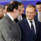 Mariano Rajoy conversa con el presidente del Consejo Europeo, Donald Tusk. DIEGO CRESPO