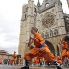 La plaza de la Catedral albergó ayer una exhibición de artes marciales.