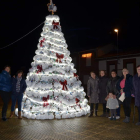 La mujeres posan junto al original árbol de Navidad. MEDINA