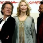 Geoffrey Rush y Cate Blanchett, con Shekhar Kapur