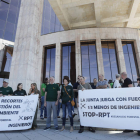Un momento de la concentración de los ingenieros de montes, ayer, ante la Junta. JESÚS F. SALVADORESS