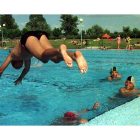 Las piscinas de verano de La Palomera cuentan con más de una hectárea de terreno para definir el parque acuático. JESÚS