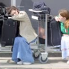 Varios pasajeros descansaban ayer en el aeropuerto de Dublín mientras esperaban su vuelo