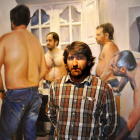 El artista segoviano Fernández Hurtado ante la gigantesca obra que expone en la galería leonesa Bernesga.