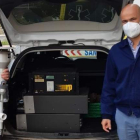 El representante de Aba recibe el material de la eléctrica. DL