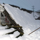 La visera del campo de fútbol de Cistierna no aguantó el peso de la nieve y se dobló.