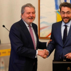 Íñigo Méndez de Vigo (izquierda) junto al nuevo ministro de Cultura y Deporte, Màxim Huerta, en Madrid.