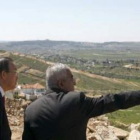 Fayad muestra a Ban Ki-moon el muro israelí en Cisjordanía.