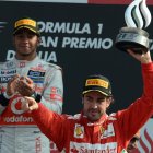 Alonso celebra en el podio, con Hamilton detrás, su tercer puesto en el GP de  Italia que le apuntala en el liderato.