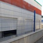 Los ladrones rompieron la rejilla que se ve en la imagen, en el callejón lateral del Maxi Día.