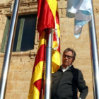El alcalde de Torredembarra, Eduard Rovira, junto al mástil en que ha colocado la bandera española y, debajo, la 'senyera'.