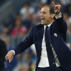 Allegri da instrucciones a sus jugadores durante el Juve-Barça de la Champions.