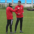 Tomás Nistal y Rubén Vega dialogan durante un entrenamiento de la Deportiva en el Anexo de El Toralín. L. DE LA MATA