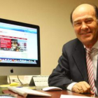 José Luis Díaz Villarig, presidente del Colegio de Médicos de León, delante de la nueva web.