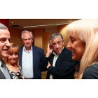 Emilio Gutiérrez e Isabel Carrasco, en una visita a la Once, con varios miembros de su candidatura.