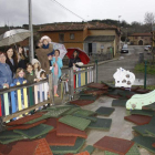 Los niños y padres miran atónitos el deterioro de su parque infantil. CAMPOS