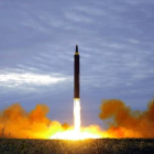 Imagen distribuida por Pionyang el pasado 30 de agosto del lanzamiento de un misil de alcance medio. /
