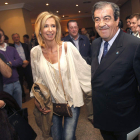 Francisco Álvarez-Cascos y su mujer, María Porto, tras dirigirse a sus militantes.