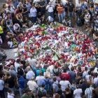 Cientos de ciudadanos se han acercado a Las Ramblas para dejar flores y velas encendidas en un punto de la calzada central, situado frente al Teatre del Liceu, sobre un cartel con el lema "Catalunya, lloc de pau" ("Cataluña, lugar de paz").