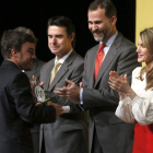 Los Príncipes de Asturias entregan la acreditación a Alonso.