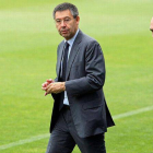 El presidente del Barça, Josep Maria Bartomeu, y el director deportivo, Andoni Zubizarreta, en el césped del Camp Nou.