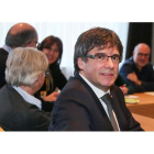 El expresidente de la Generalitat, Carles Puigdemont, durante la reunión con diputados de Junts per Catalunya. STEPHANIE LECOCQ